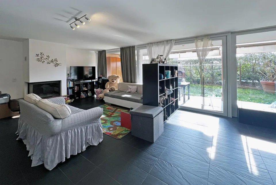 GERÄUMIGES DUPLEX MIT 3.5 ZIMMERN UND PRIVATGARTEN IN AGNO