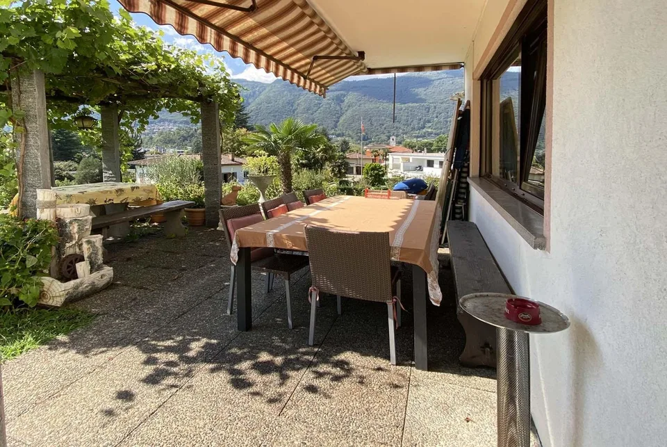 ZWEIFAMILIENHAUS 8.5 ZIMMER MIT BAULAND IN LAMONE