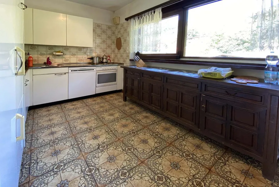 ZWEIFAMILIENHAUS 8.5 ZIMMER MIT BAULAND IN LAMONE