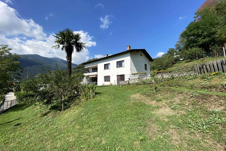 CASA BIFAMILIARE 8.5 LOCALI CON TERRENO EDIFICABILE A LAMONE