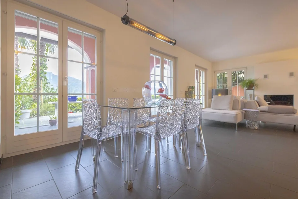 MERAVIGLIOSA VILLA 5.5 CON VISTA LAGO IN COLLINA D'ORO