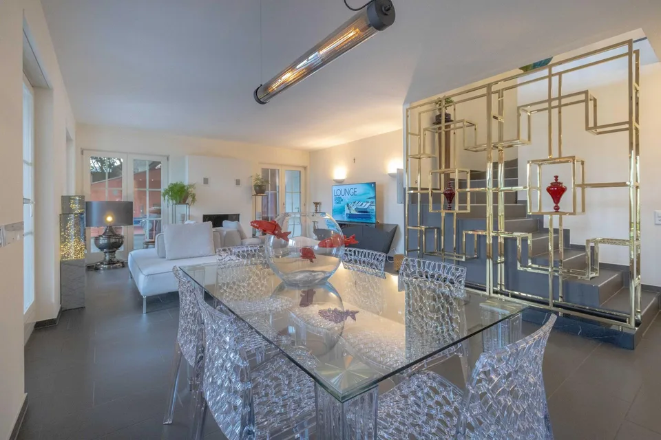 MERAVIGLIOSA VILLA 5.5 CON VISTA LAGO IN COLLINA D'ORO