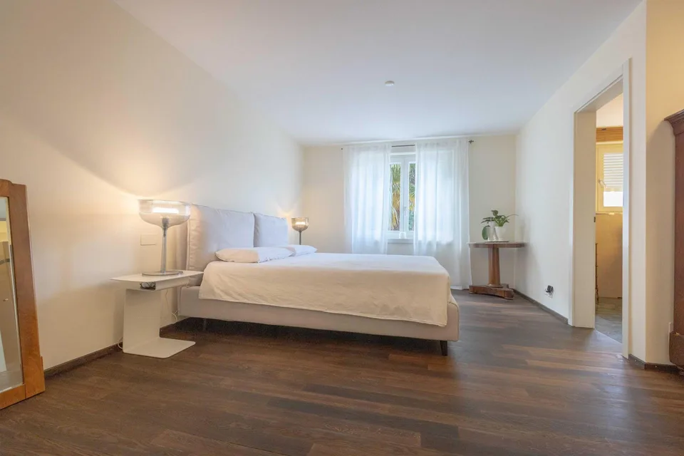 MERAVIGLIOSA VILLA 5.5 CON VISTA LAGO IN COLLINA D'ORO