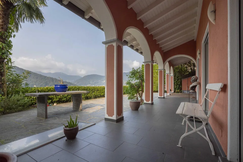 MERAVIGLIOSA VILLA 5.5 CON VISTA LAGO IN COLLINA D'ORO