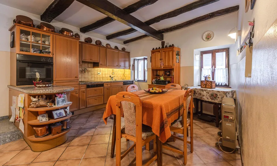 GRANDE CASA RUSTICA DI CHARME DI 4.5 LOCALI A CABBIO