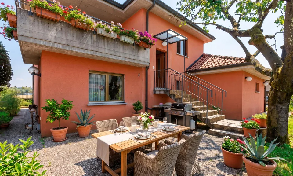 GERÄUMIGES 6-ZIMMER-HAUS MIT GARTEN UND GROTTO IN GENESTRERIO