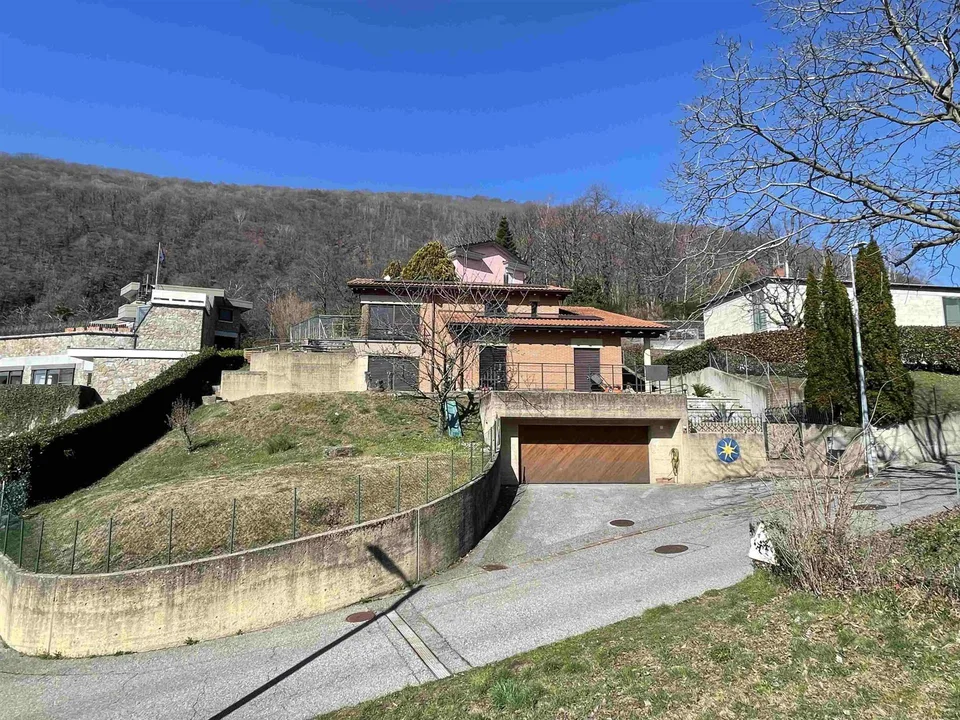 BELLA ED AMPIA CASA INDIPENDENTE 5.5 IMMERSA NEL VERDE