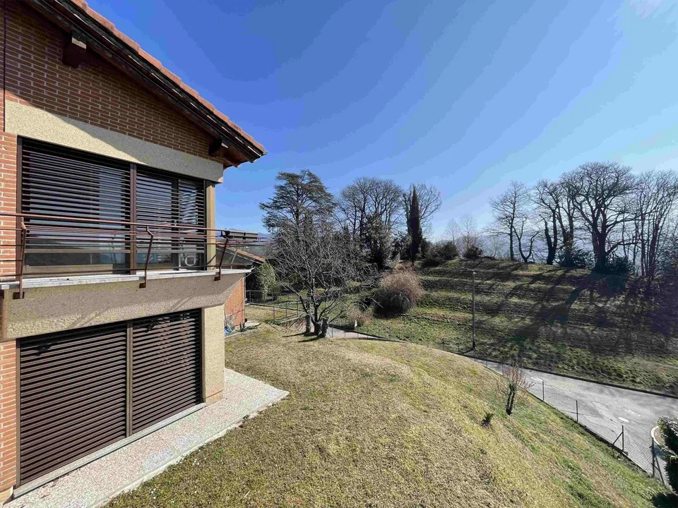 BELLA ED AMPIA CASA INDIPENDENTE 5.5 IMMERSA NEL VERDE