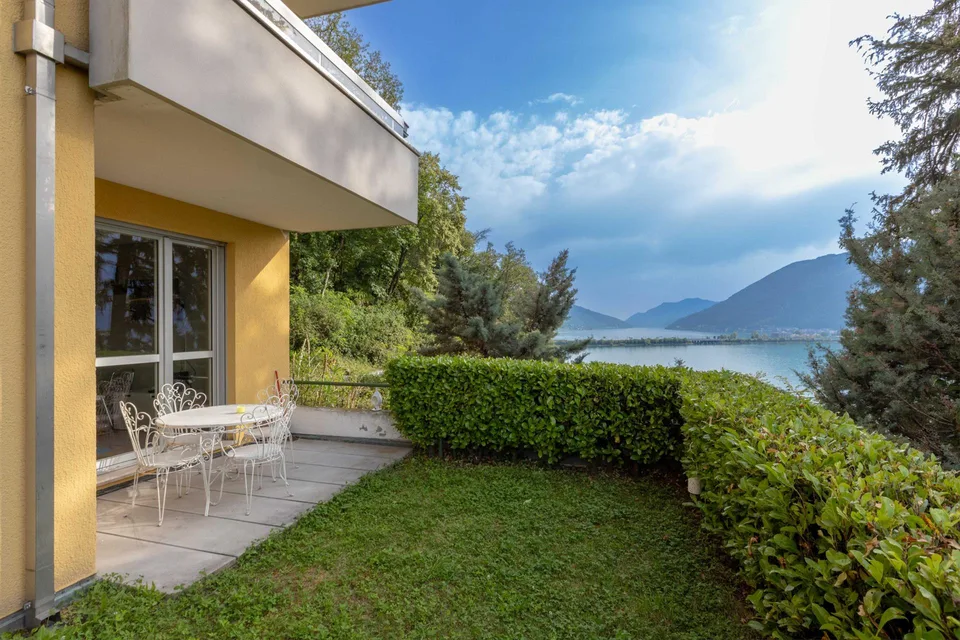 STUNDEVOLLE 2.5 ZIMMER SEEBLICK MIT GARTEN IN BISSONE