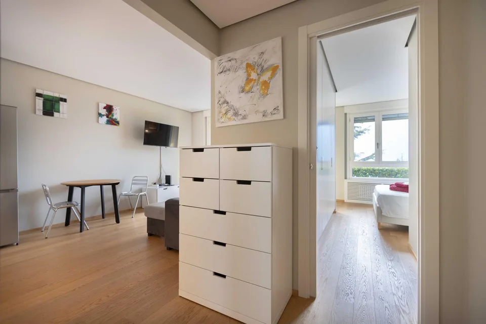STUNDEVOLLE 2.5 ZIMMER SEEBLICK MIT GARTEN IN BISSONE