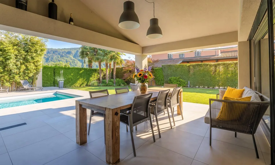 MODERNA VILLA 7.5 LOCALI CON PISCINA E TERRENO A MAGLIASO