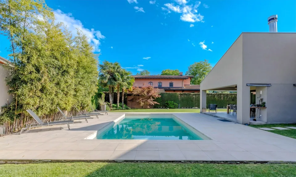 MODERNA VILLA 7.5 LOCALI CON PISCINA E TERRENO A MAGLIASO