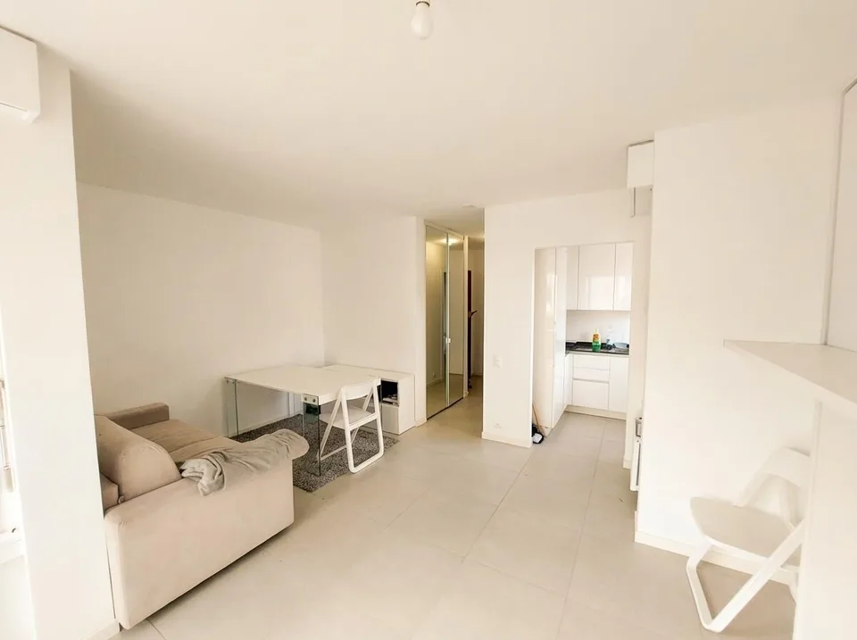 MODERNES UND HELLER STUDIO MIT BALKON IN PARADISO