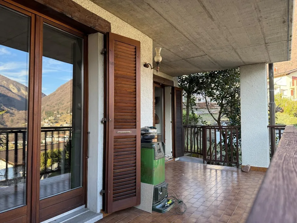 BELLE VILLA 4 CHAMBRES AVEC 2 TERRASSES ET JARDIN À AROGNO