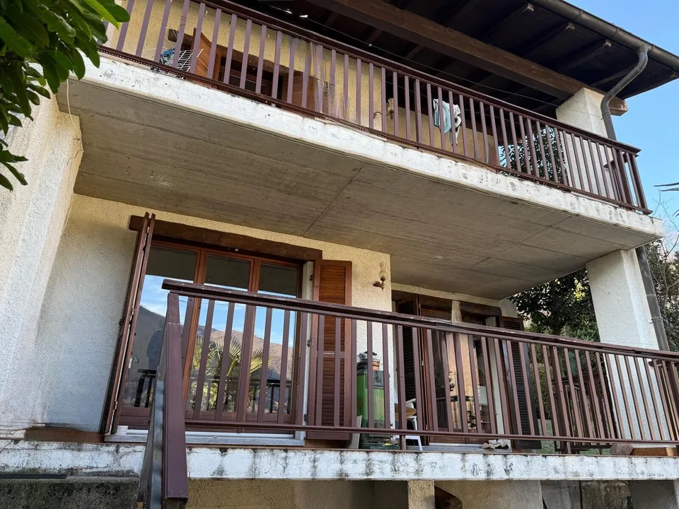 SCHÖNE VILLA MIT 4 ZIMMERN, 2 TERRASSEN UND GARTEN IN AROGNO – Foto 8 von 19