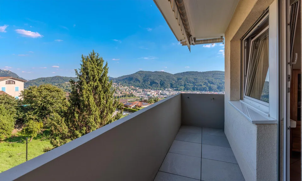 BELLISSIMO E AMPIO 4.5 CON VISTA APERTA A MORBIO INFERIORE
