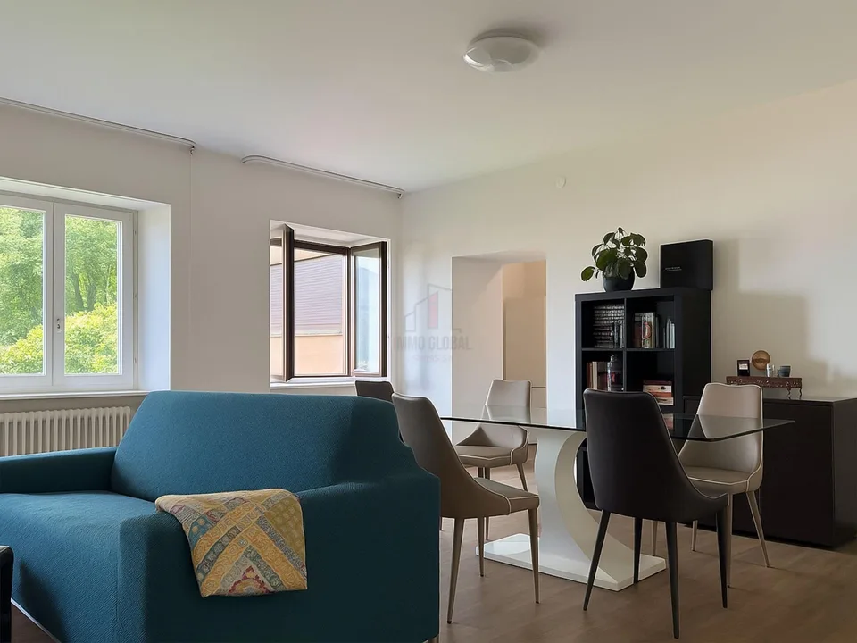 COMODO CON PARZIALE VISTA LAGO