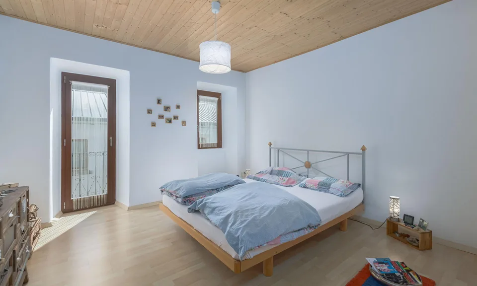 MAISON LUMINEUSE ET CARACTÉRISTIQUE DE 4,5 PIÈCES DANS LE VERT À ARZO