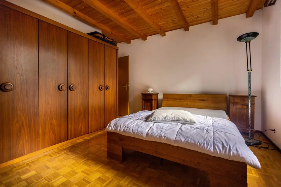 GRANDE VILLA 7.5 LOCALI IN ZONA RISERVATA E VERDE A TRESA – foto 7 di 11