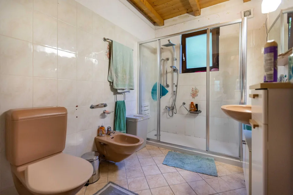 GRANDE VILLA 7.5 LOCALI IN ZONA RISERVATA E VERDE A TRESA – foto 8 di 11