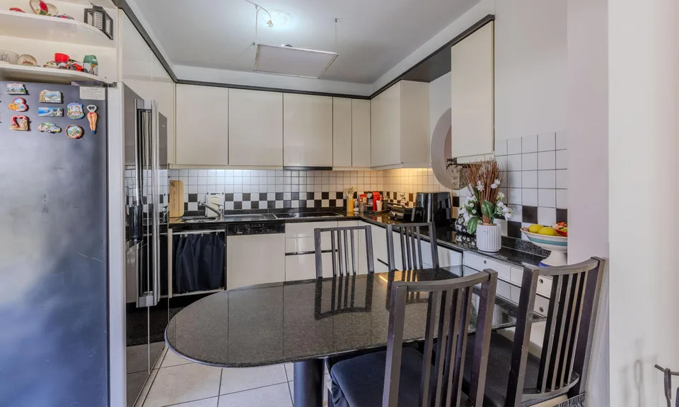 SCHÖNE VILLA MIT 6.5 ZIMMERN UND FLACHEM GARTEN IN CONTONE