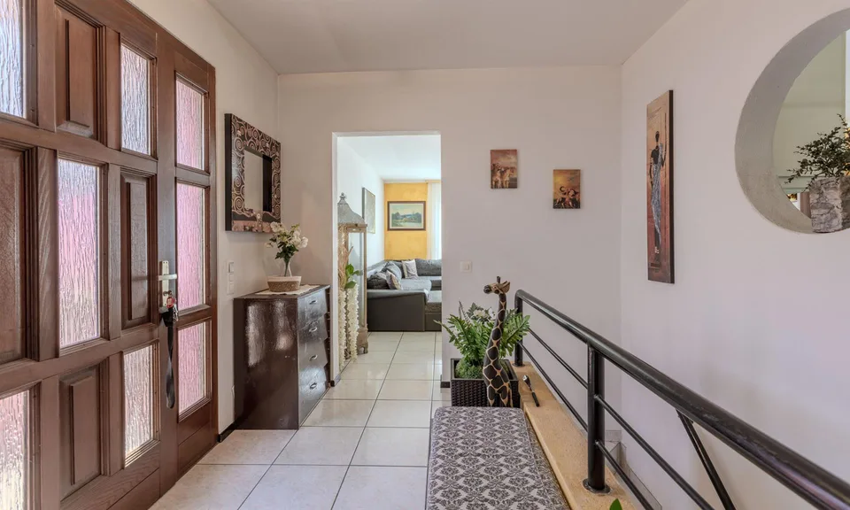 SCHÖNE VILLA MIT 6.5 ZIMMERN UND FLACHEM GARTEN IN CONTONE