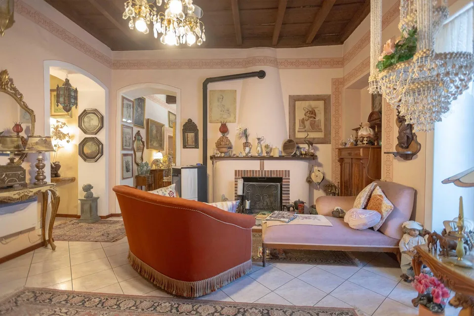 ROMANTISCHE HISTORISCHE VILLA 6.5 ZIMMER MIT INNENHOF IN BRISSAGO