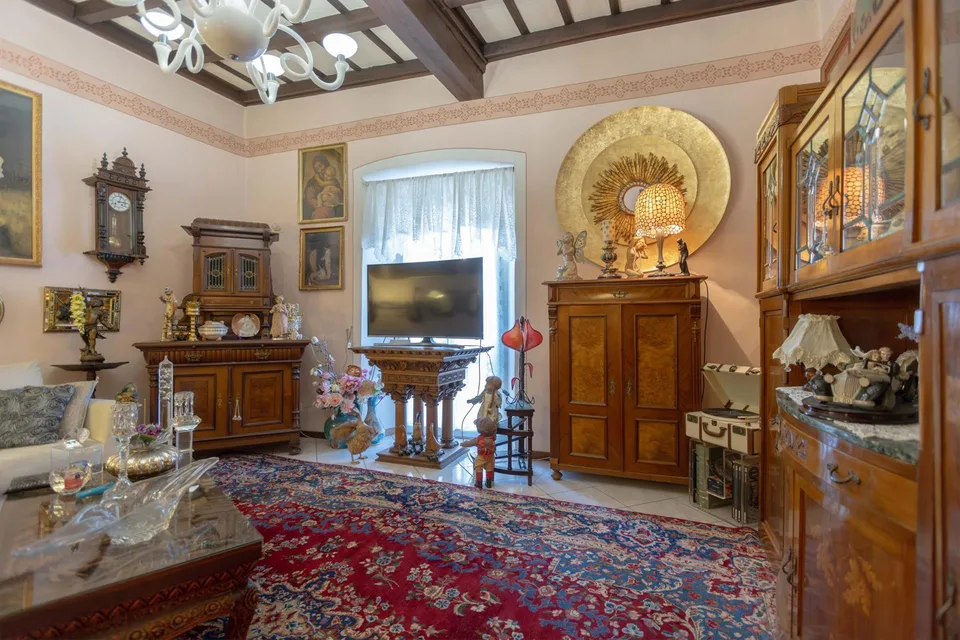 ROMANTISCHE HISTORISCHE VILLA 6.5 ZIMMER MIT INNENHOF IN BRISSAGO