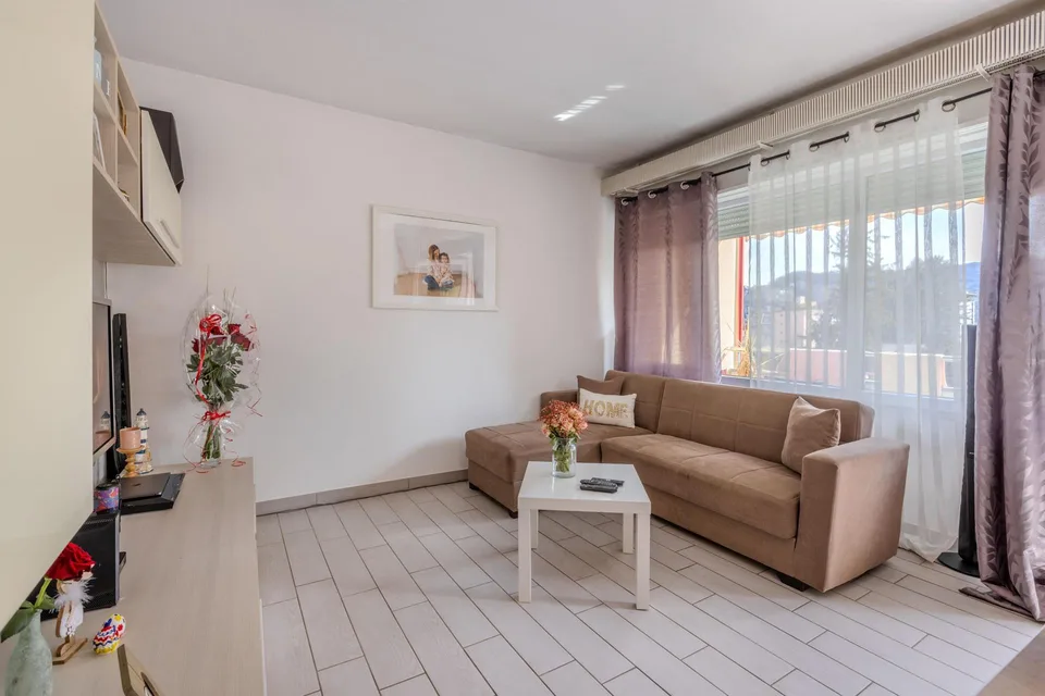 COMODO 3.5 LOCALI RINNOVATO A REDDITO CON BALCONE AD AGNO