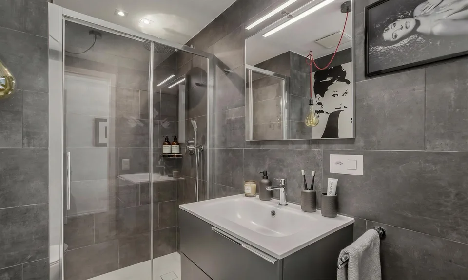 RAFFINIERTES 4,5 ZIMMER HOCHWERTIGE WOHNUNG MIT TERRASSE IN MASSAGNO – Foto 6 von 9
