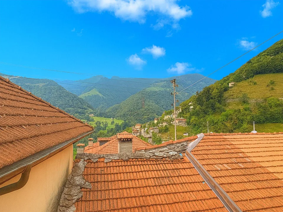 AN AUTHENTIC REFUGE IN THE HEART OF THE MUGGIO VALLEY – photo 9 of 11
