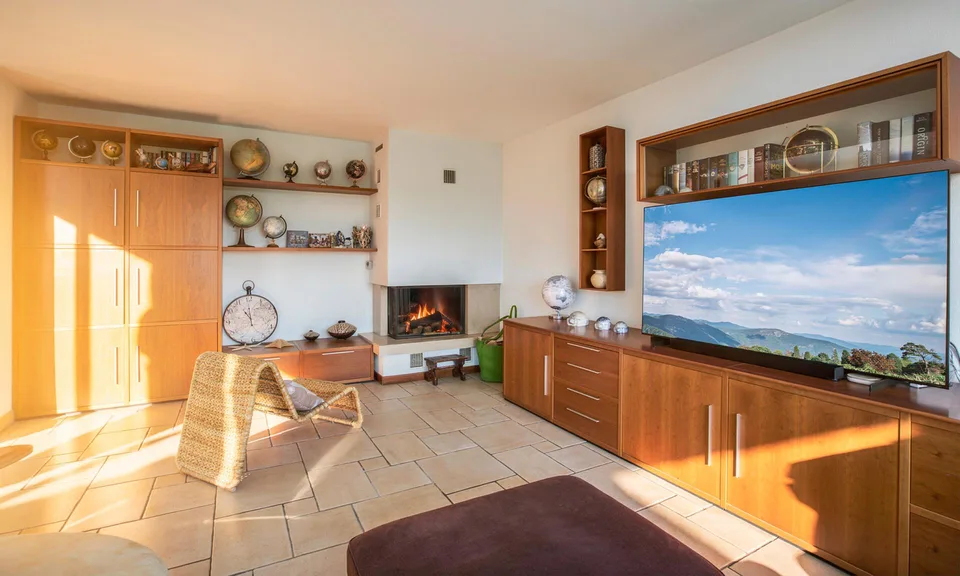 GERÄUMIGE EINZELHAUS VON 5,5 ZIMMERN MIT POOL IN STABIO
