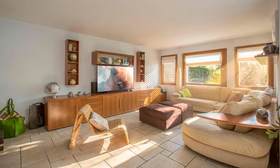 GERÄUMIGE EINZELHAUS VON 5,5 ZIMMERN MIT POOL IN STABIO