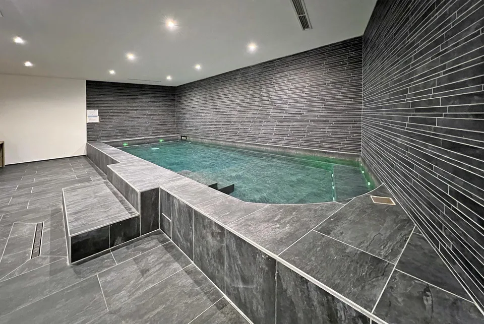 STUPENDIEMMENT MODERNE 4.5 PIÈCES AVEC TERRASSE ET VUE SUR LE LAC À MUZZANO – photo 8 sur 9