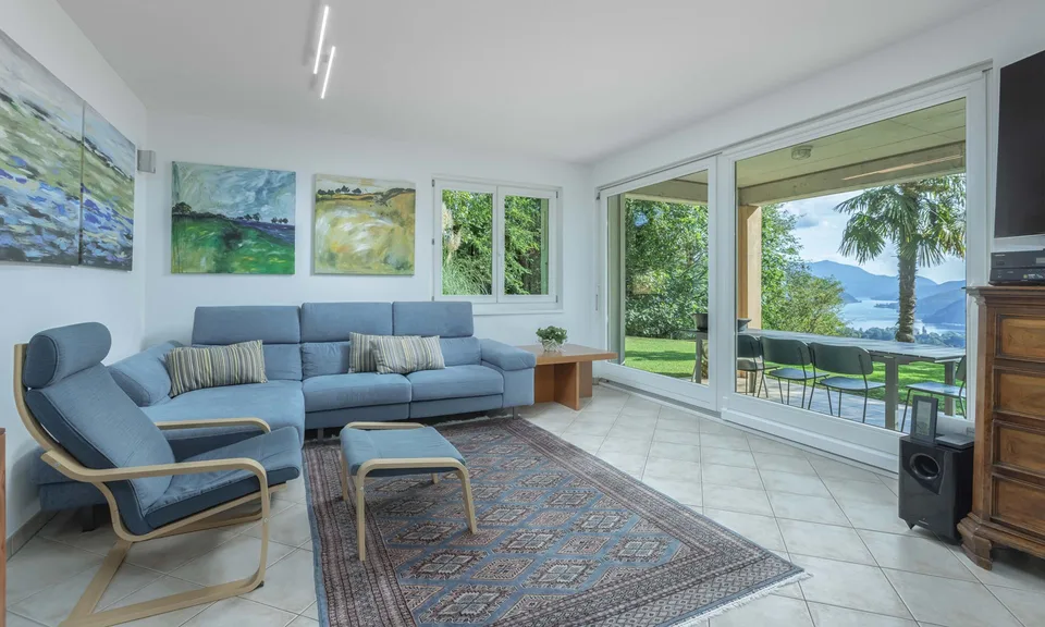 SPLENDIDA VILLA VISTA LAGO 7.5 LOCALI NEL VERDE A NEGGIO