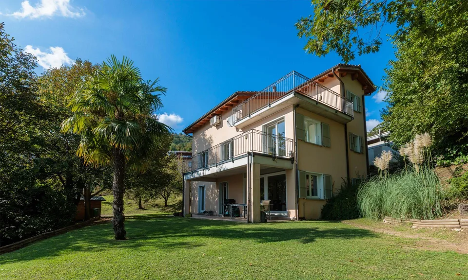 SPLENDIDA VILLA VISTA LAGO 7.5 LOCALI NEL VERDE A NEGGIO