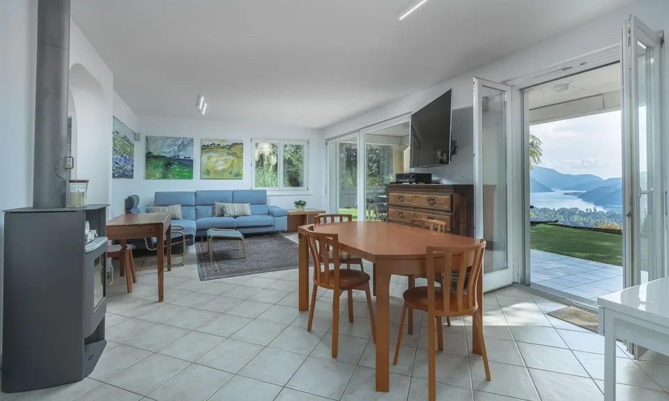 SPLENDIDA VILLA VISTA LAGO 7.5 LOCALI NEL VERDE A NEGGIO