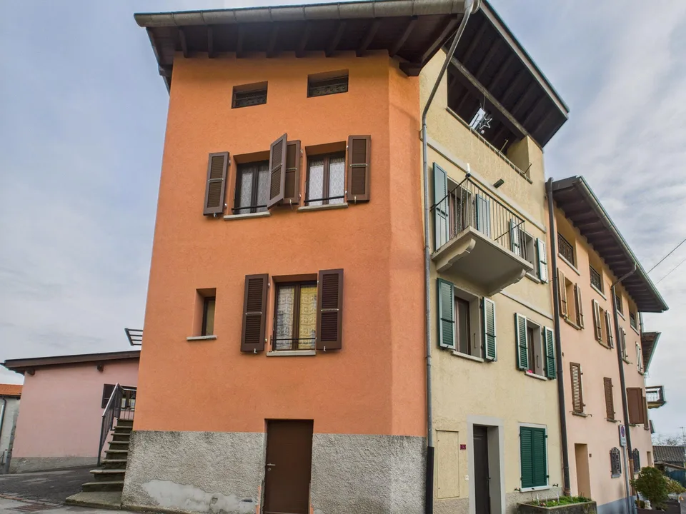 Ampia e luminosa casa a schiera indipendente di 5 locali a Novaggio