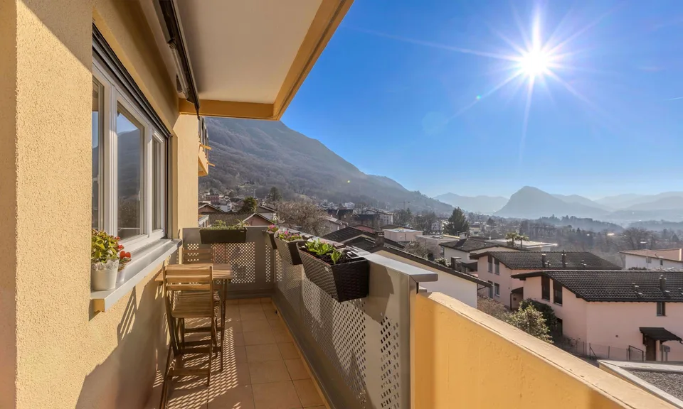 SPACIEUX 4.5 PIÈCES AVEC VUE PANORAMIQUE DANS LE VERT À CADRO
