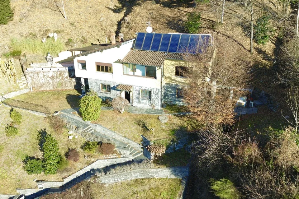Moderne villa unifamiliare con 6.5 camere in una posizione idilliac...