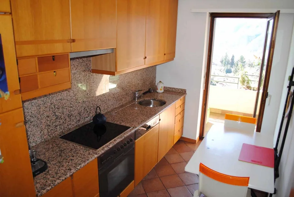 DUPLEX-ATTIKAWOHNUNG MIT 5.5 ZIMMERN UND POOL IN COMANO