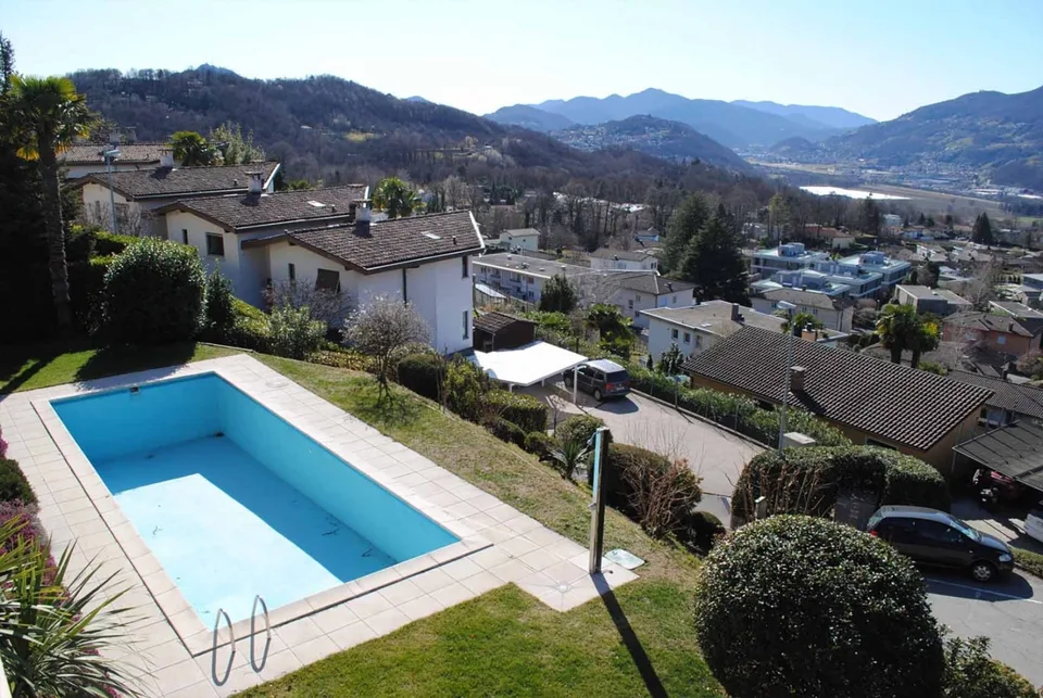 ATTICO DUPLEX MANSARDATO 5.5 LOCALI CON PISCINA A COMANO