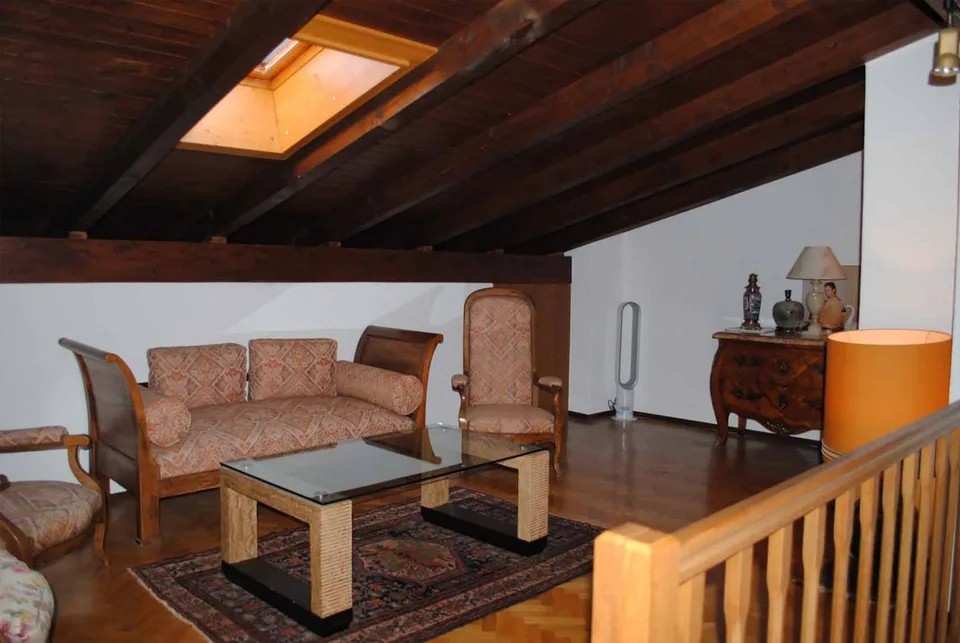 DUPLEX-ATTIKAWOHNUNG MIT 5.5 ZIMMERN UND POOL IN COMANO