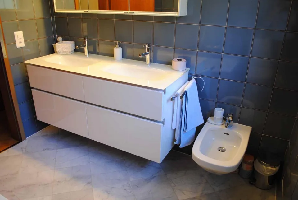 Dachgeschoss-Duplex-Mansarde 5.5 Zimmer mit Pool in Comano – Foto 9 von 10