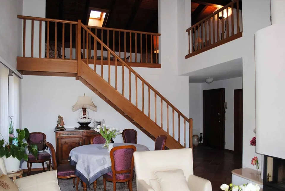 DUPLEX-ATTIKAWOHNUNG MIT 5.5 ZIMMERN UND POOL IN COMANO