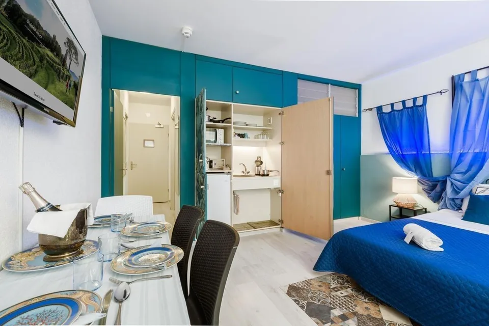 Praktische Zwei-Zimmer-Wohnung in einer Residenz mit Pool in Bissone