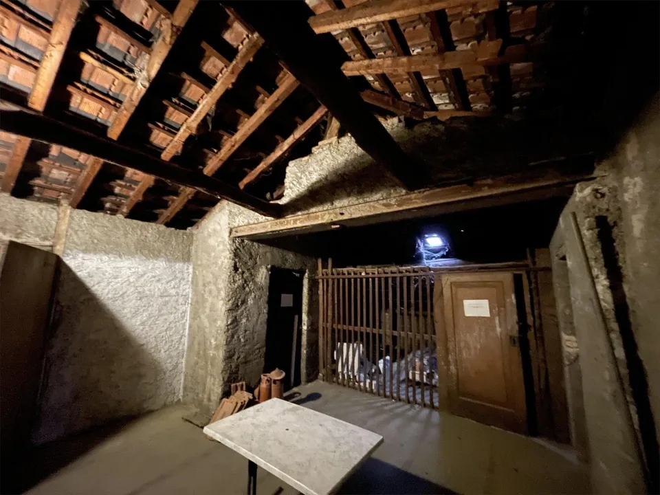 3.5 ZIMMER RENOVIERT IN EINEM HISTORISCHEN HAUS MIT DACHBODEN IN CHIASSO