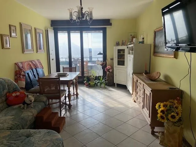 4,5 ZIMMER LETZTE ETAGE MIT PARKPLÄTZEN IN MORBIO INFERIORE