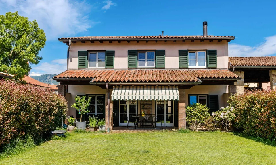 MAGNIFIKES HAUS MIT 5.5 ZIMMERN UND GARTEN IN GENESTRERIO