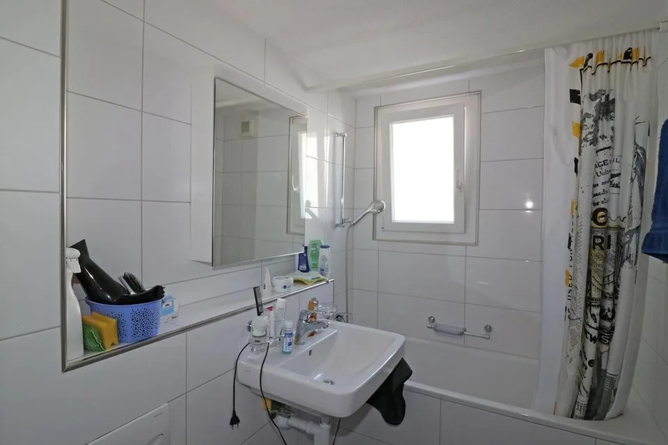 Helle 3 Zimmer Wohnung mit grossem Balkon